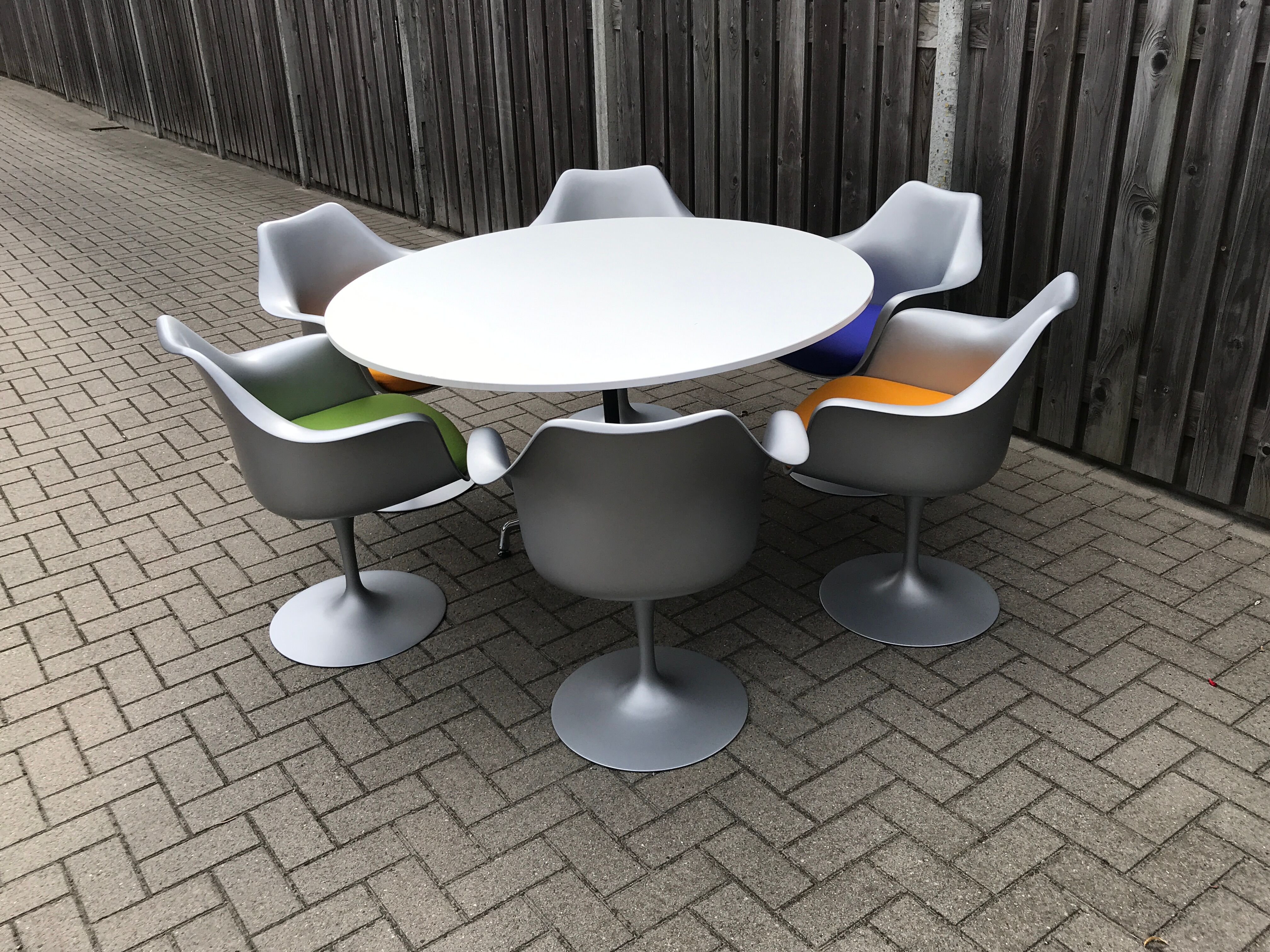 Round dining table by Charles & Ray Eames for Vitra 1980