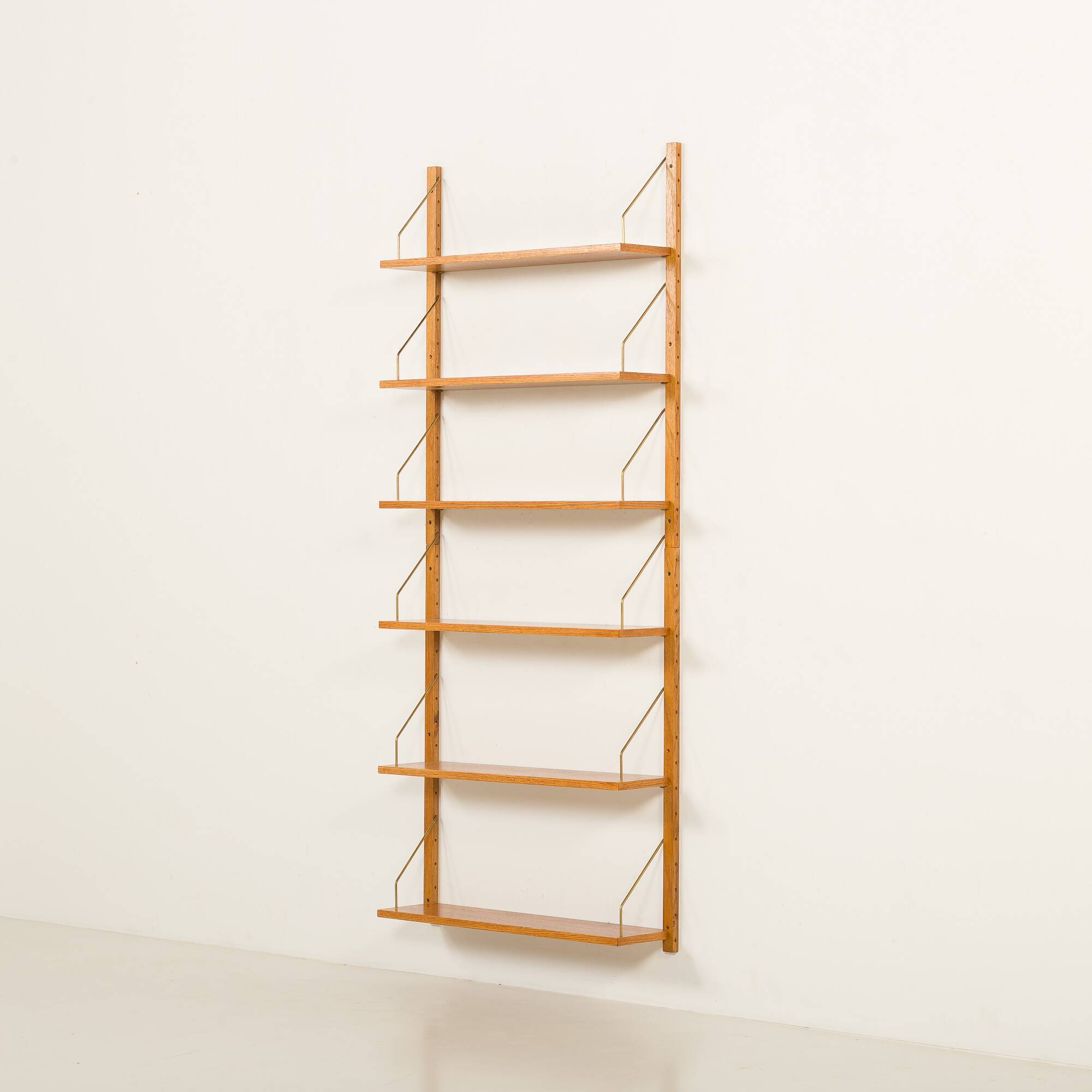 Étagère scandinave des années 60 en chêne doré.