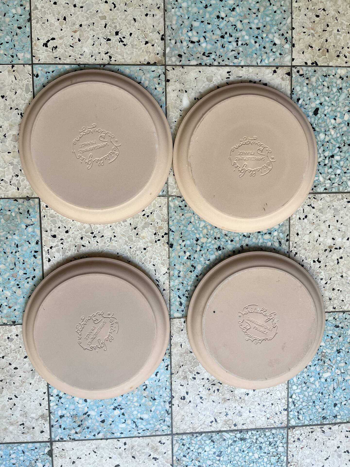 4 flat plates in stoneware