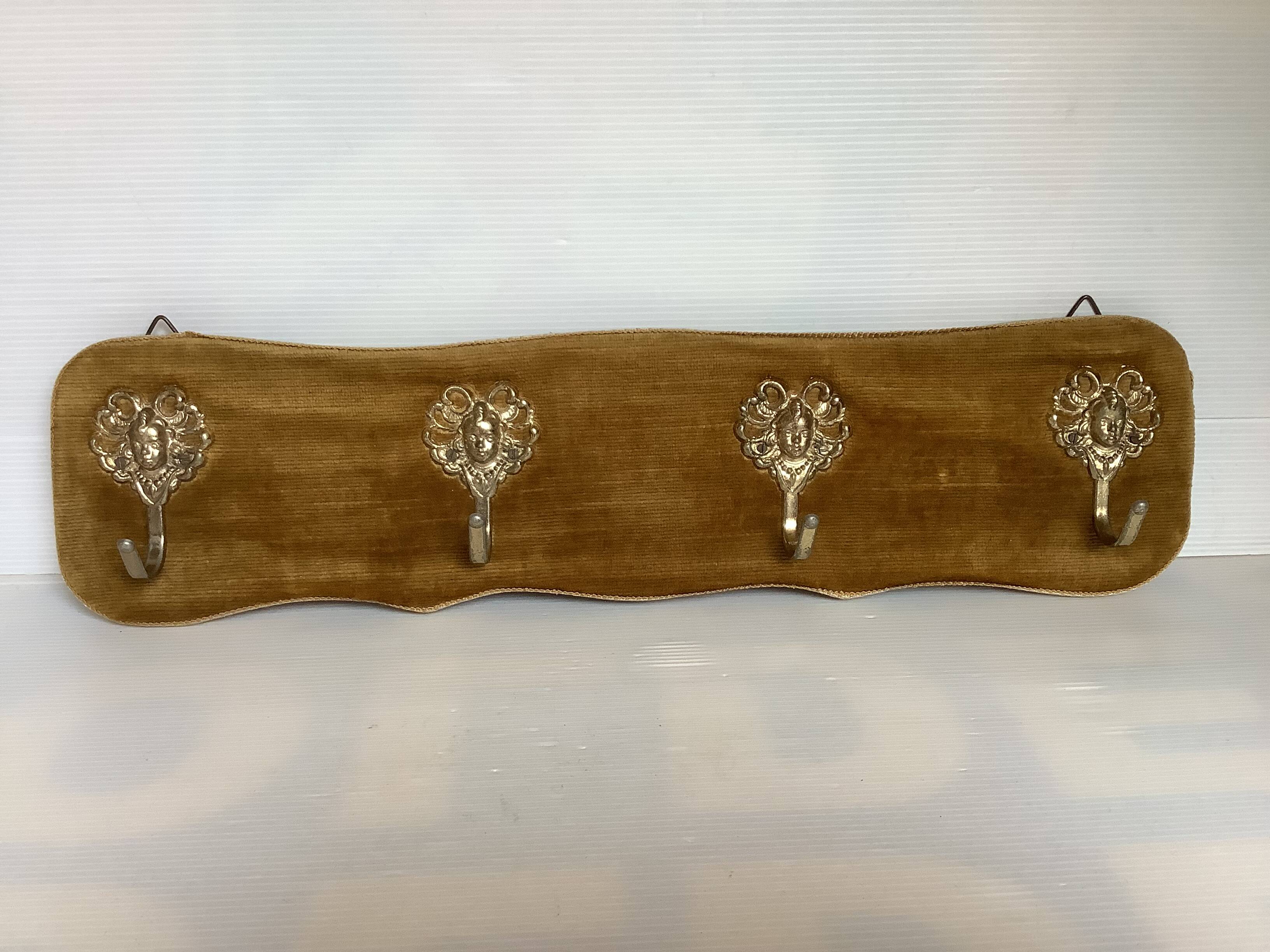 Porte manteau baroque velours ocre