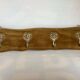 Porte manteau baroque velours ocre