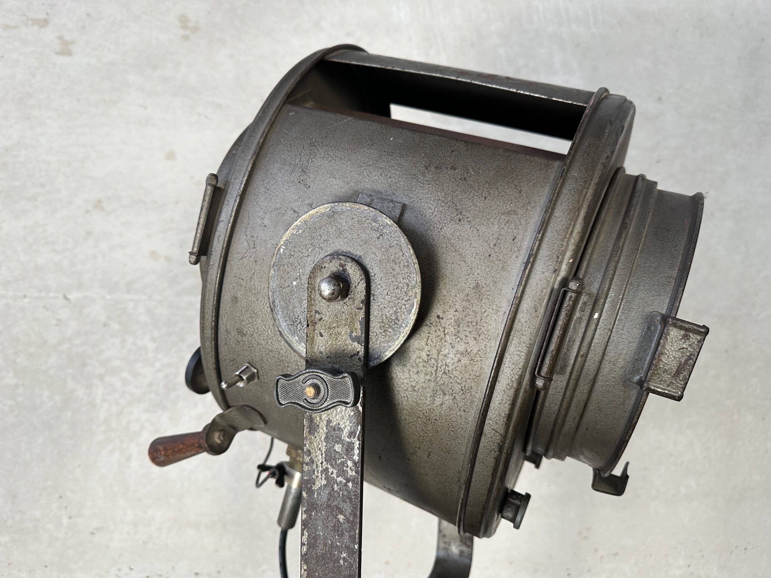 Vintage industrial theatre spotlight on tripod – Cremer