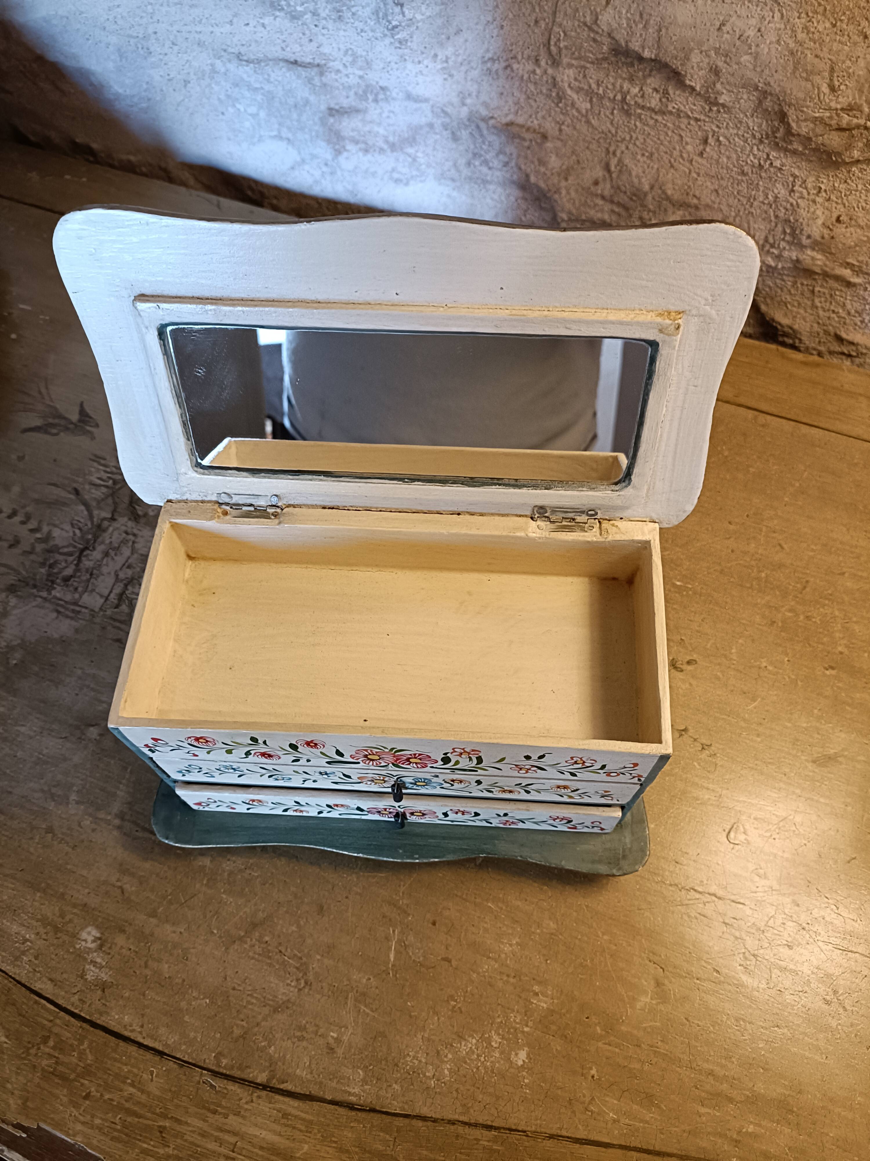 Wooden jewelry box