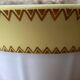 Sucrier ou bonbonnière en faïence blanche avec décor frise jaune et or