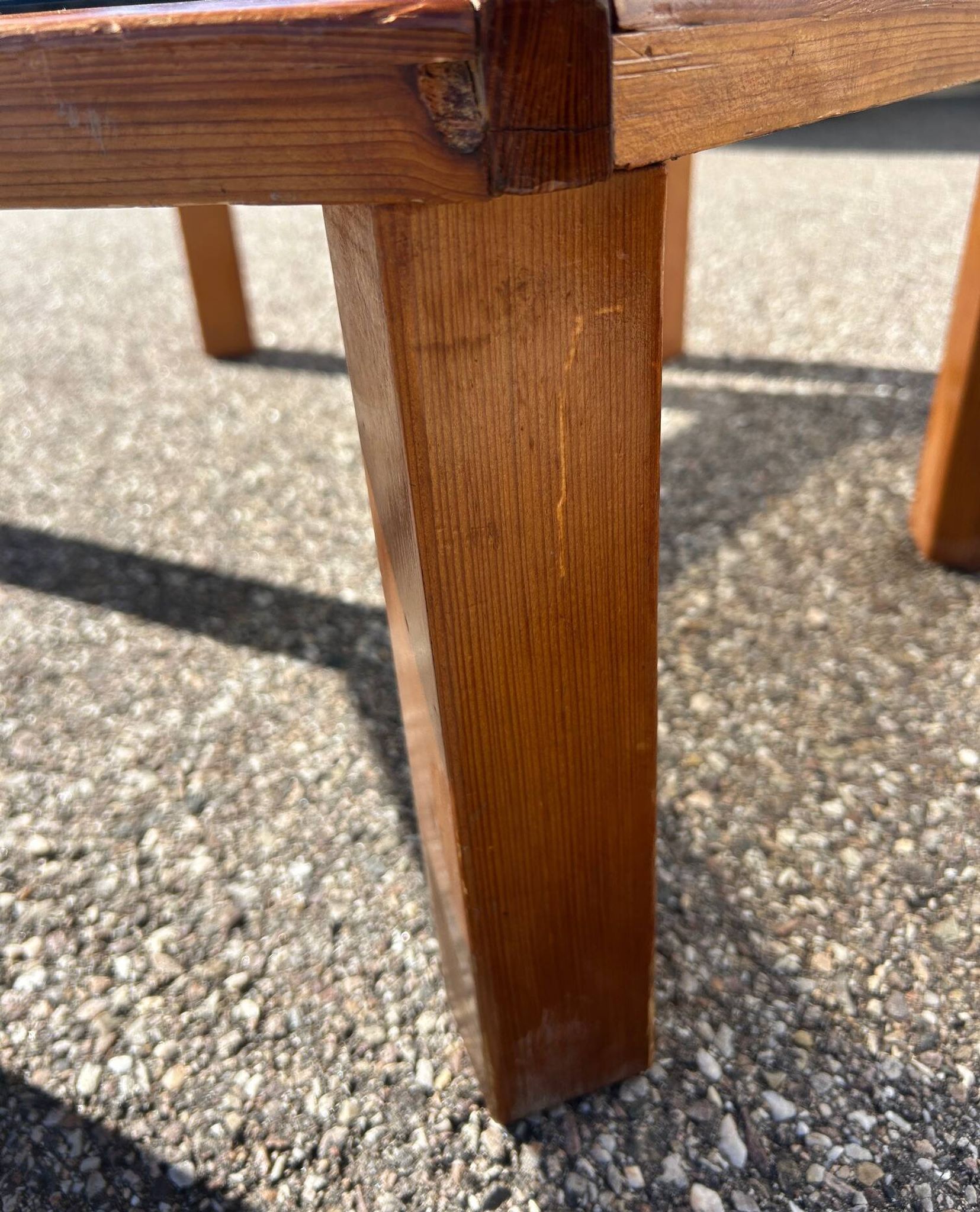 grande table basse brutaliste