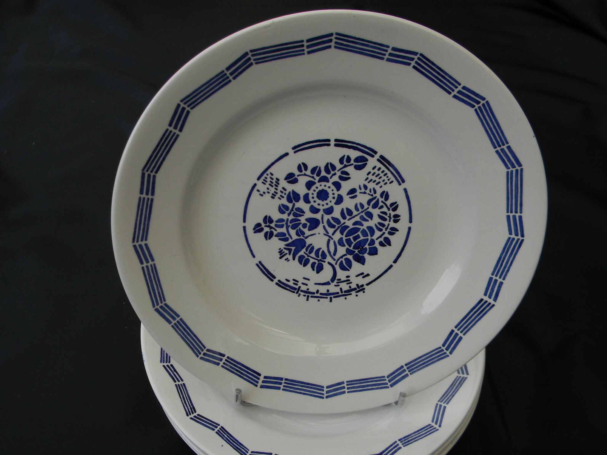 6 flat plates in earthenware from SAINT AMAND. Blue decoration.