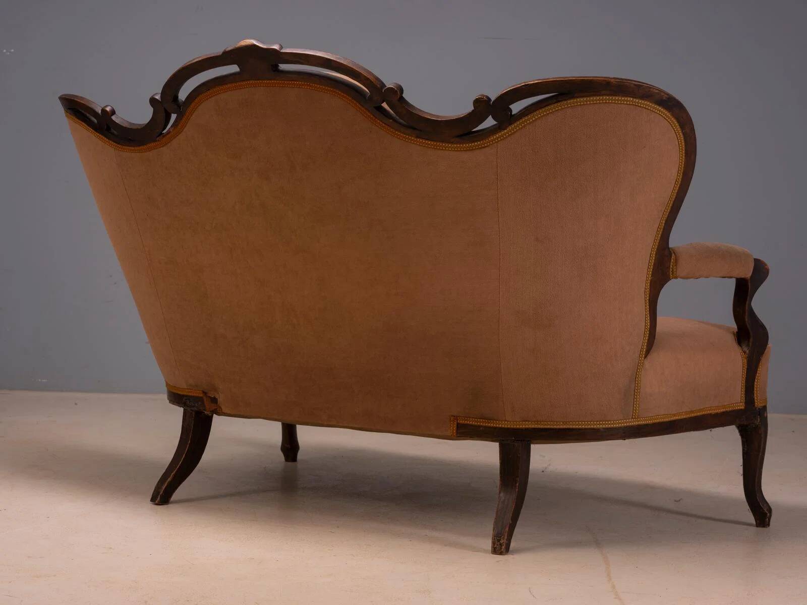 Sofa en bois vintage orné avec cadre décoratif sculpté et tapisserie marron, 175 × 114 × 80 cm
