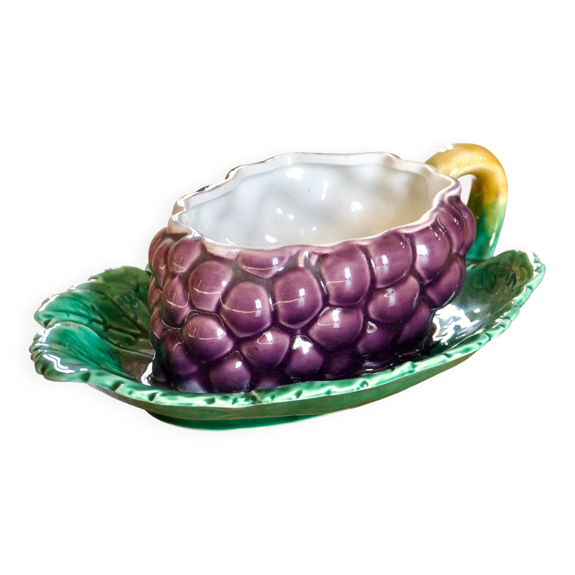 Saucière XIXe en barbotine de Sarreguemines, trompe-l'oeil raisin