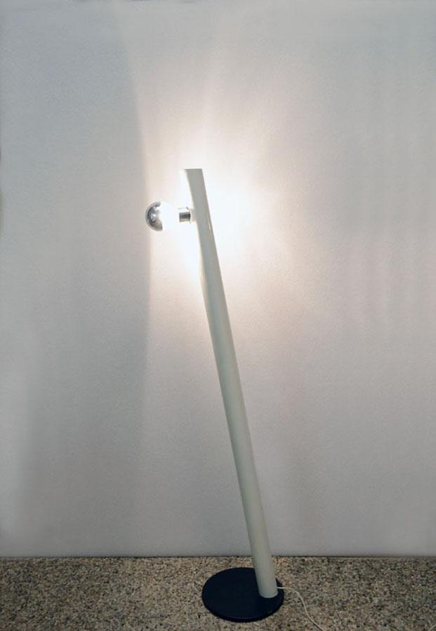 Sloped Italian floor lamp in painted metal 1970