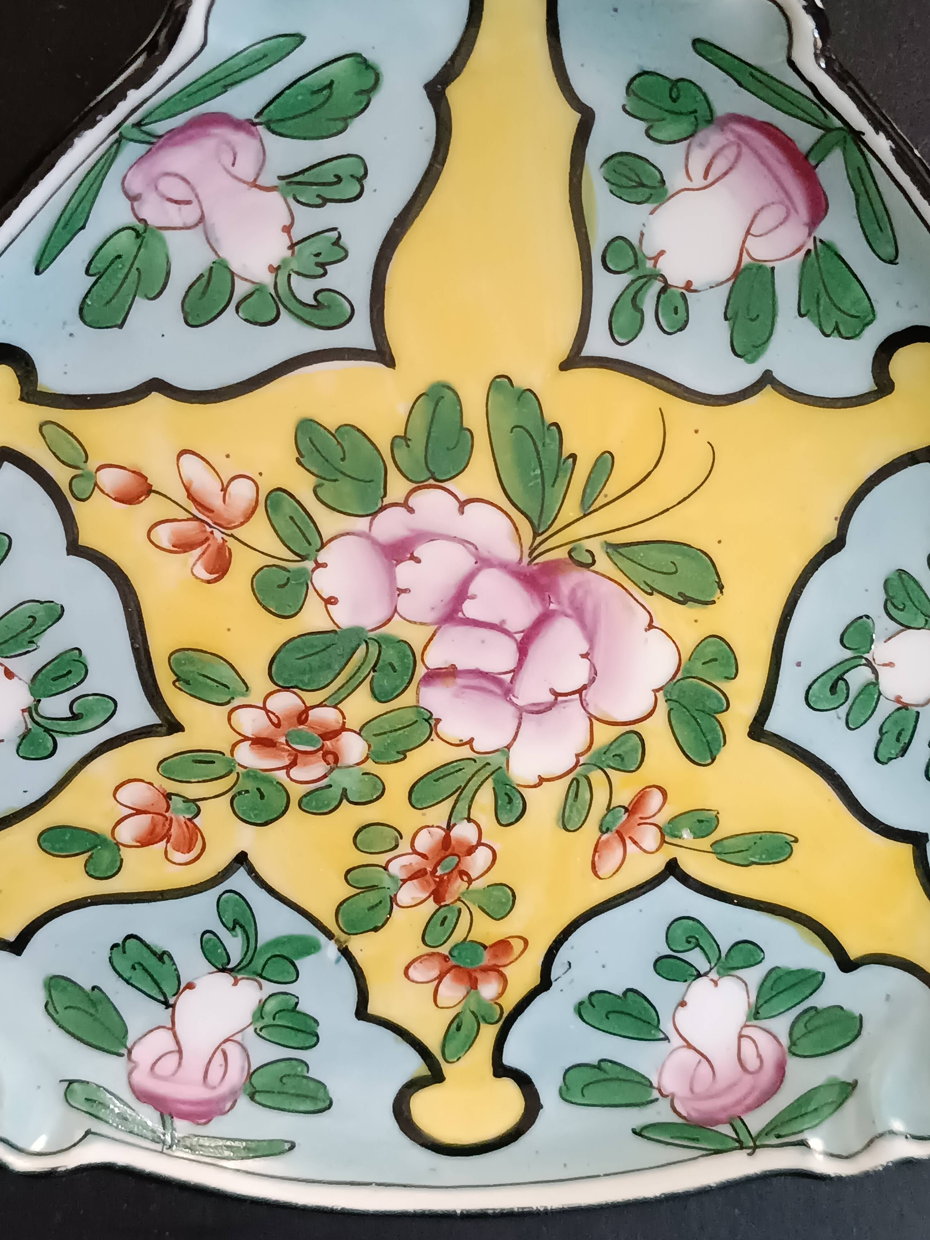 Ceramic catchall with floral Art Deco Aladdin design