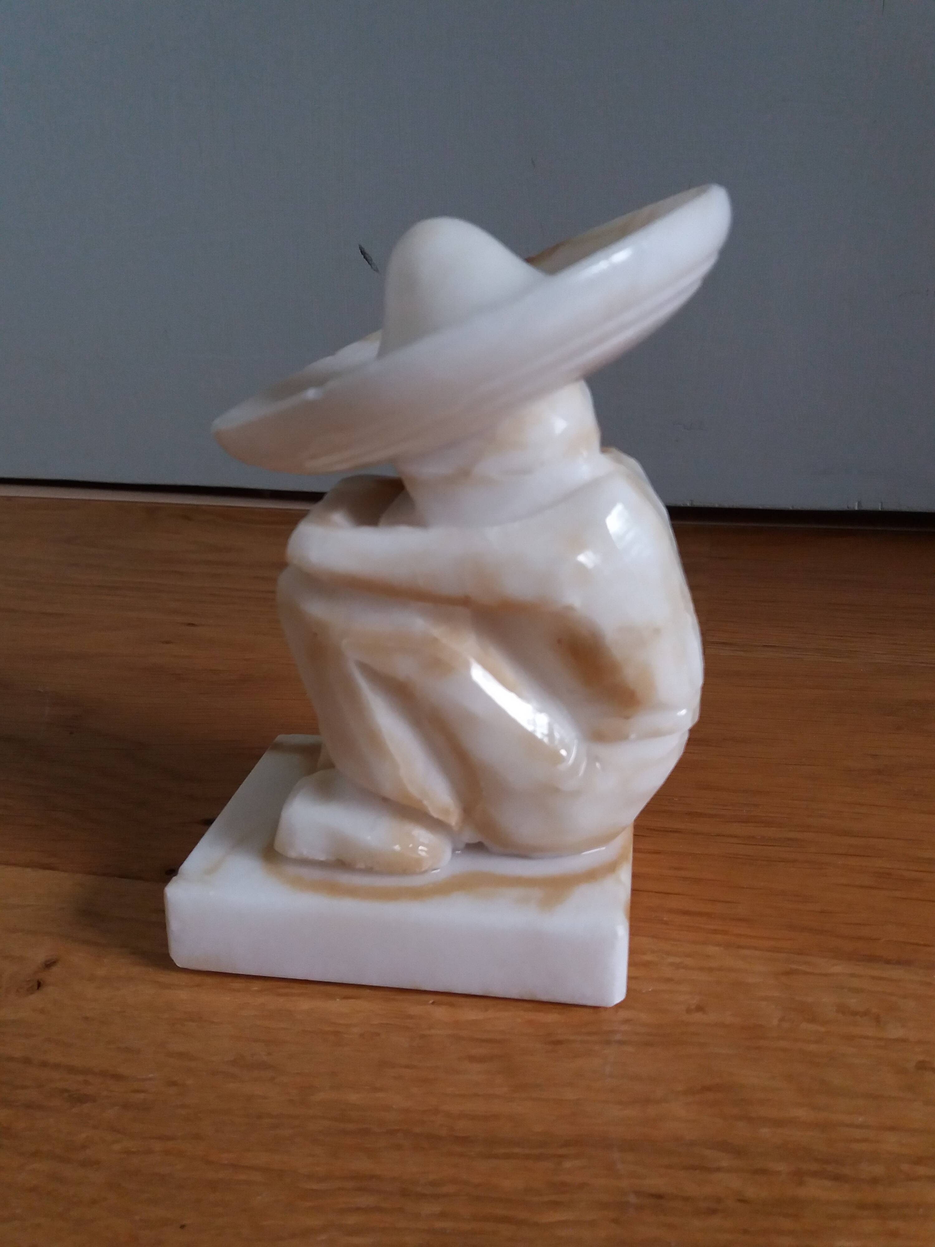 Statuette serre livre en albâtre