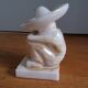 Statuette serre livre en albâtre