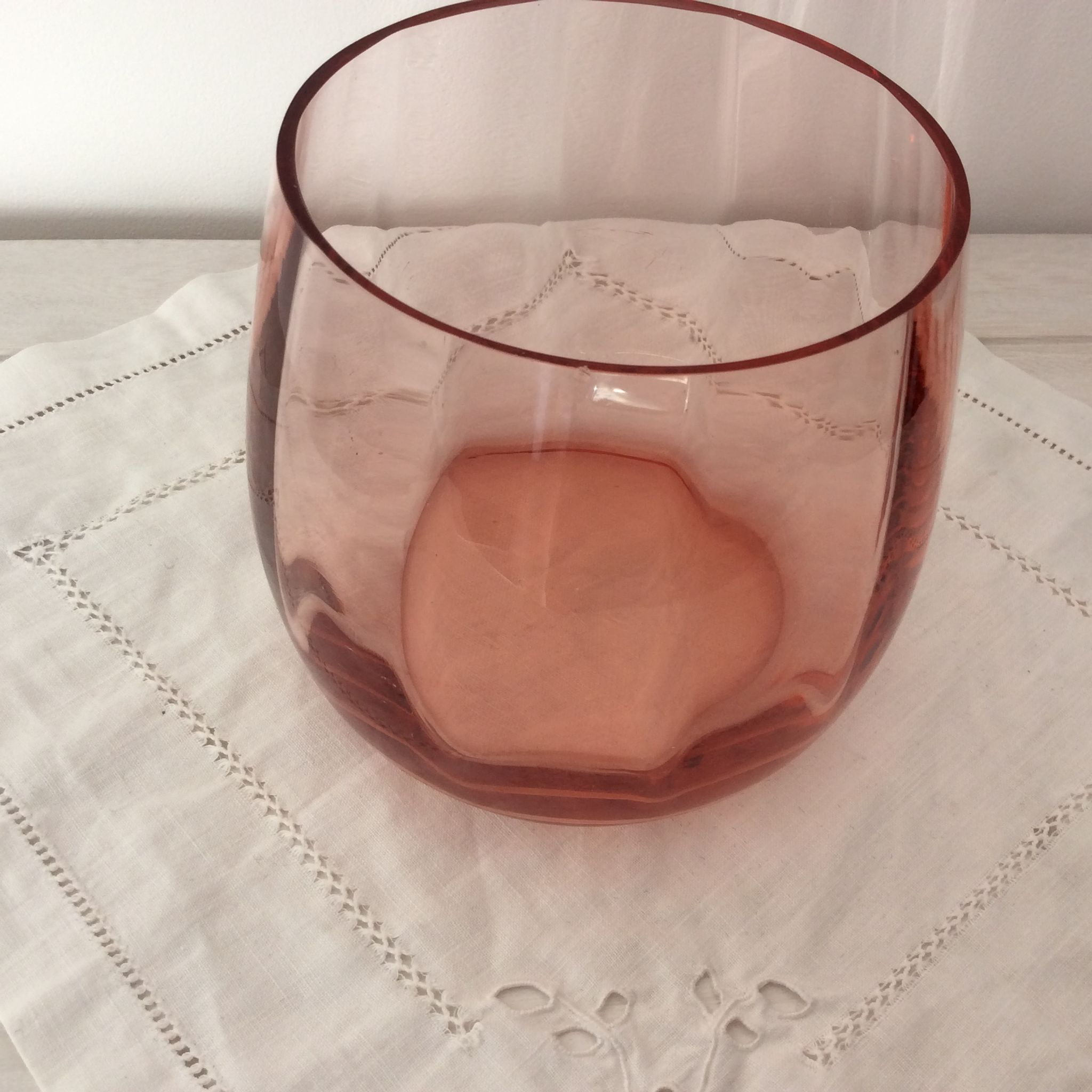 Vase arrondi verre rose saumon - vintage