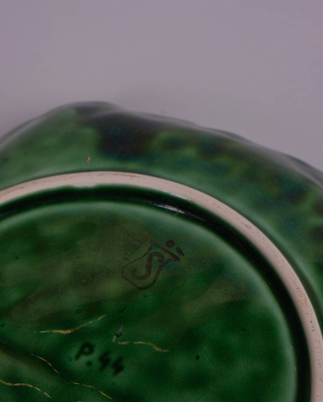 Barbotine salad bowl