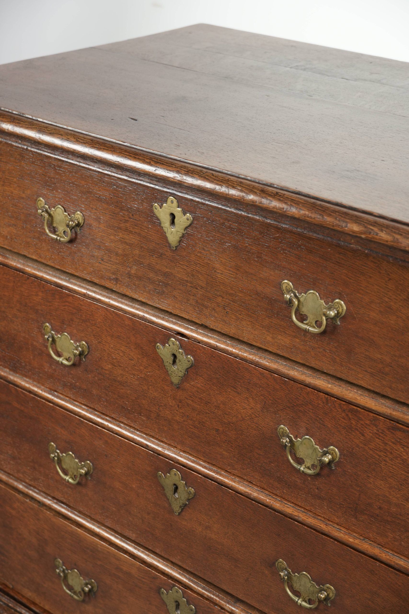 Commode en chêne anglais du 17ème siècle avec des pieds en boule.