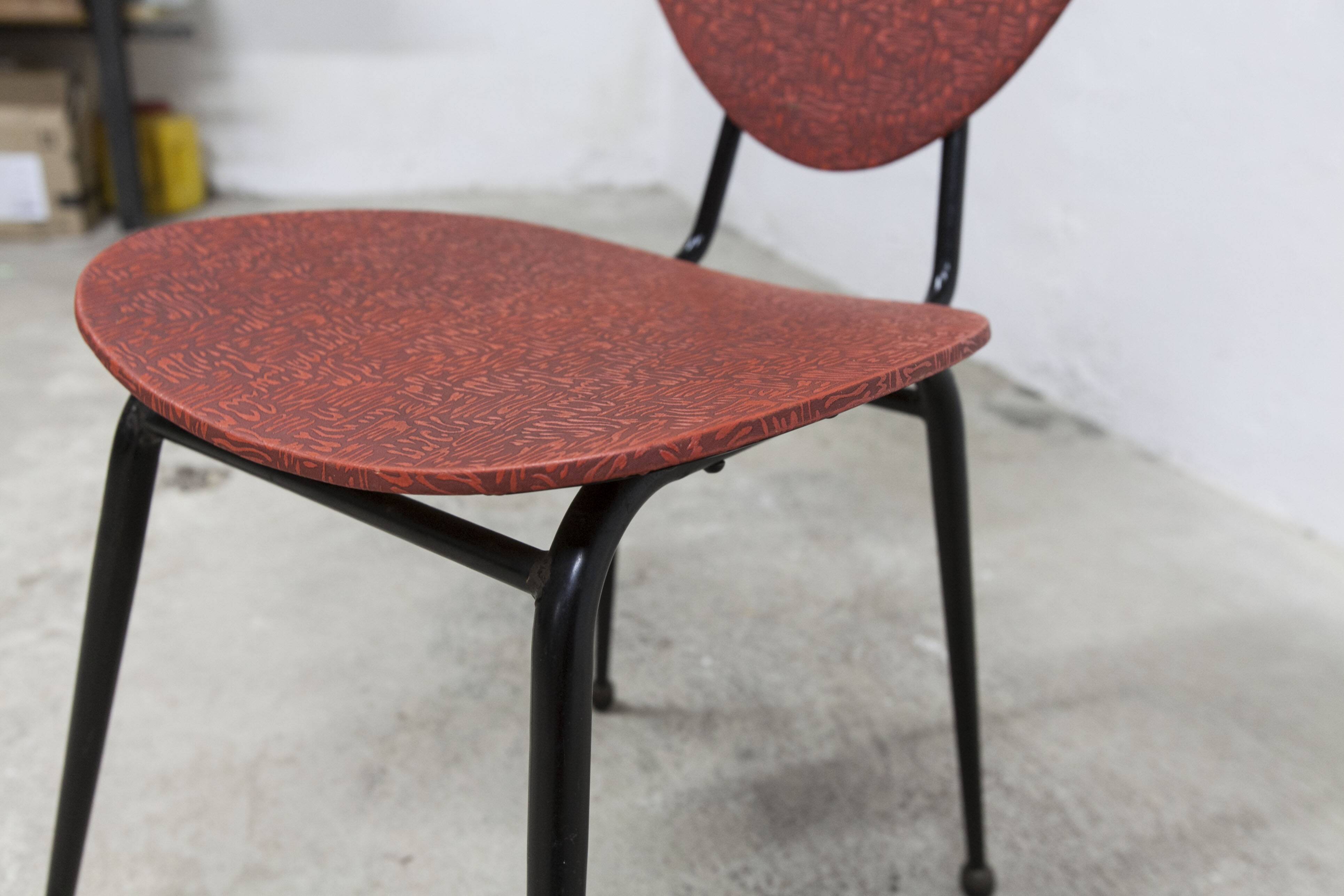 Vintage 70s chair in black lacquered metal and atypical red vinyl