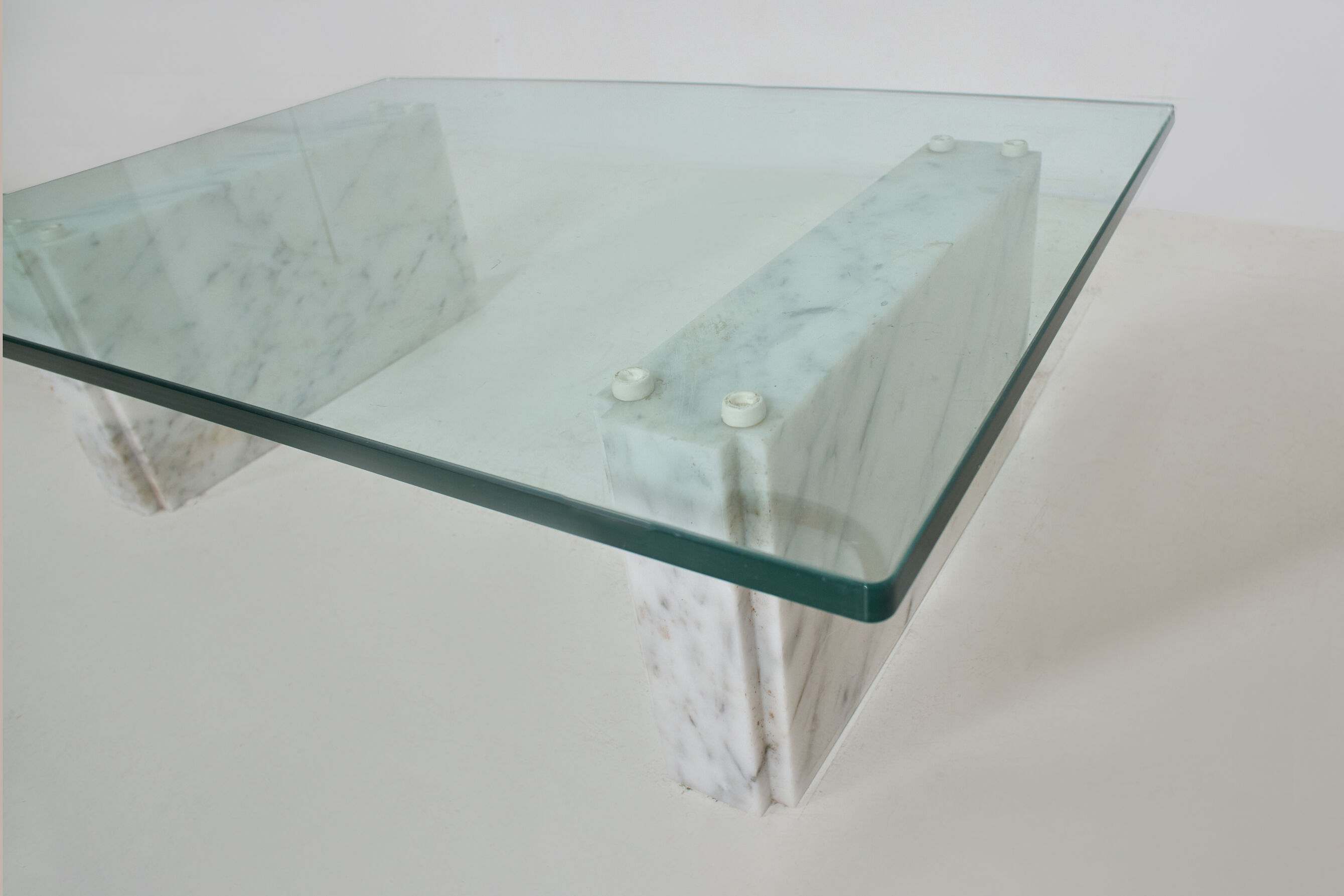 Table basse en marbre de carrare et verre