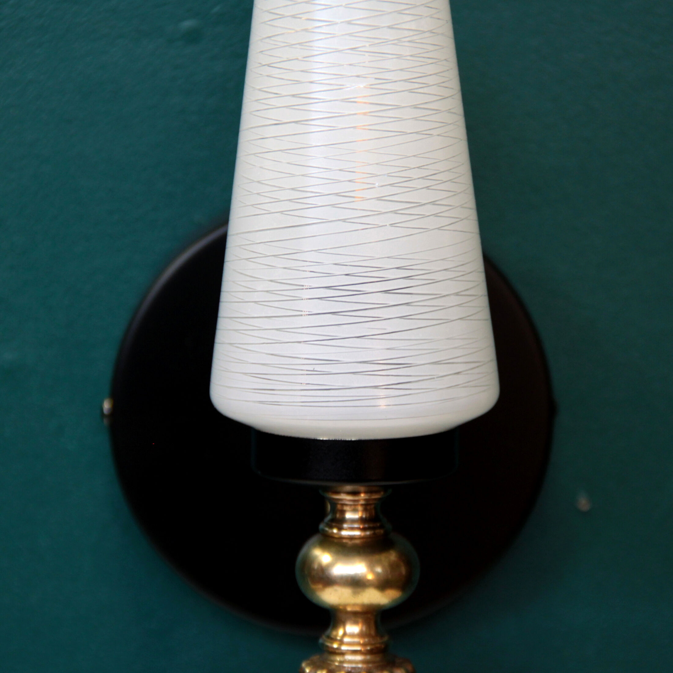 Pair of brass wall sconces tulips in white striated glass and black metal