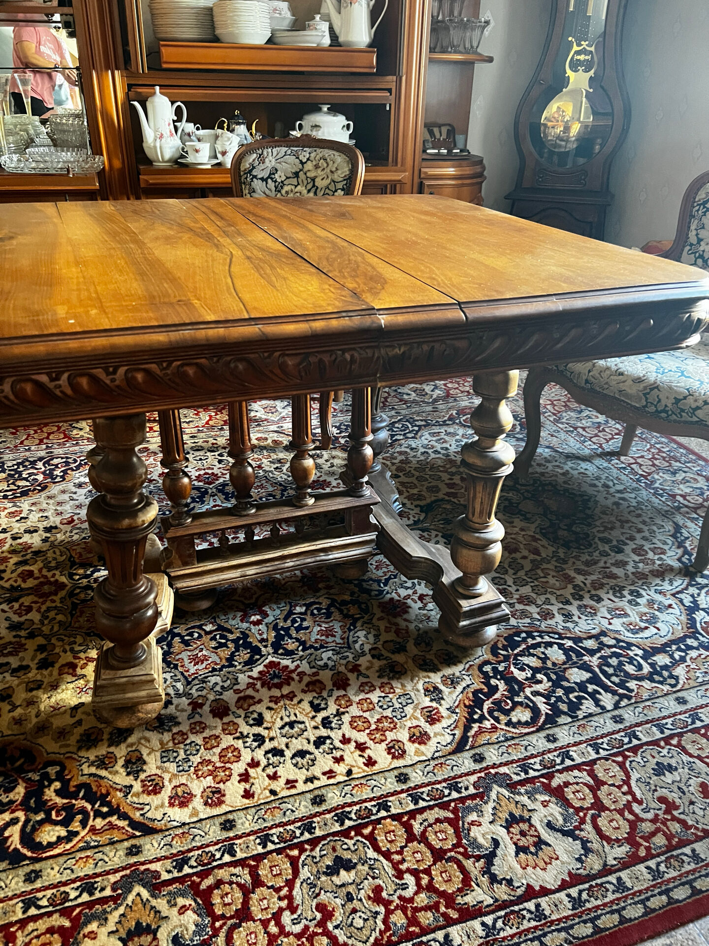 Table extensible Henri II en noyer massif