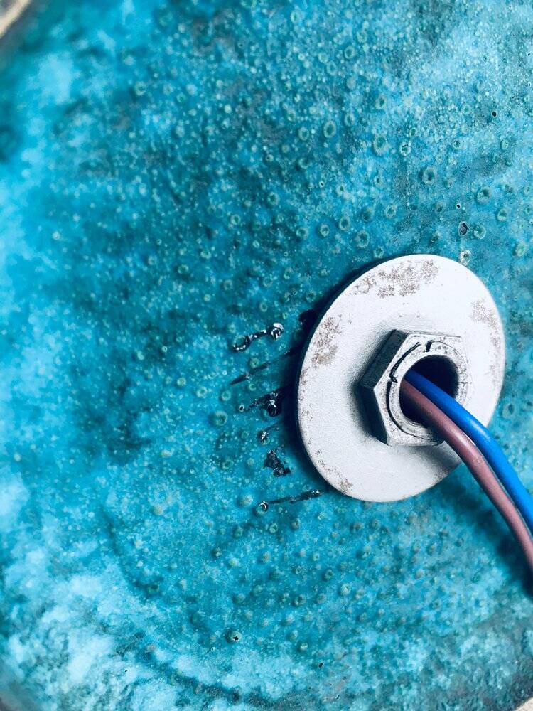 Art ceramics sgraffito table lamp attributed to Alvino Bagni for Raymor, Italy, 1960s.