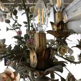Lustre ancien en fer forgé, tole, et des fleurs en porcelaine