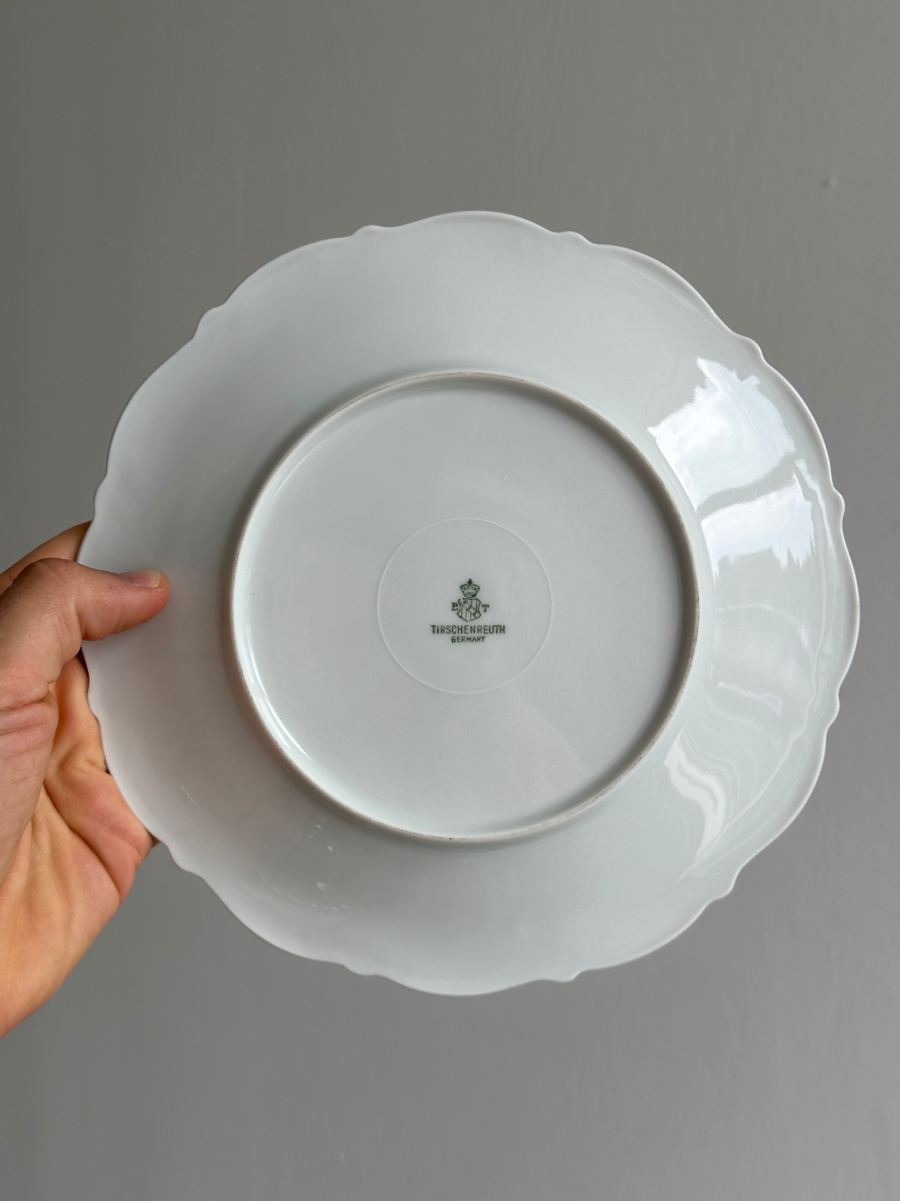 7 assiettes anciennes en porcelaine blanche