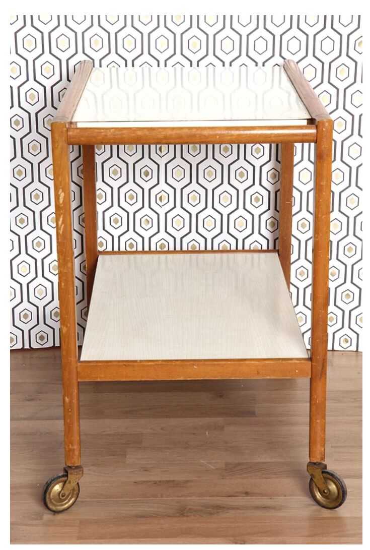 Service in wood and formica