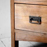 Coffre scandinave en bois avec poignées en fer
