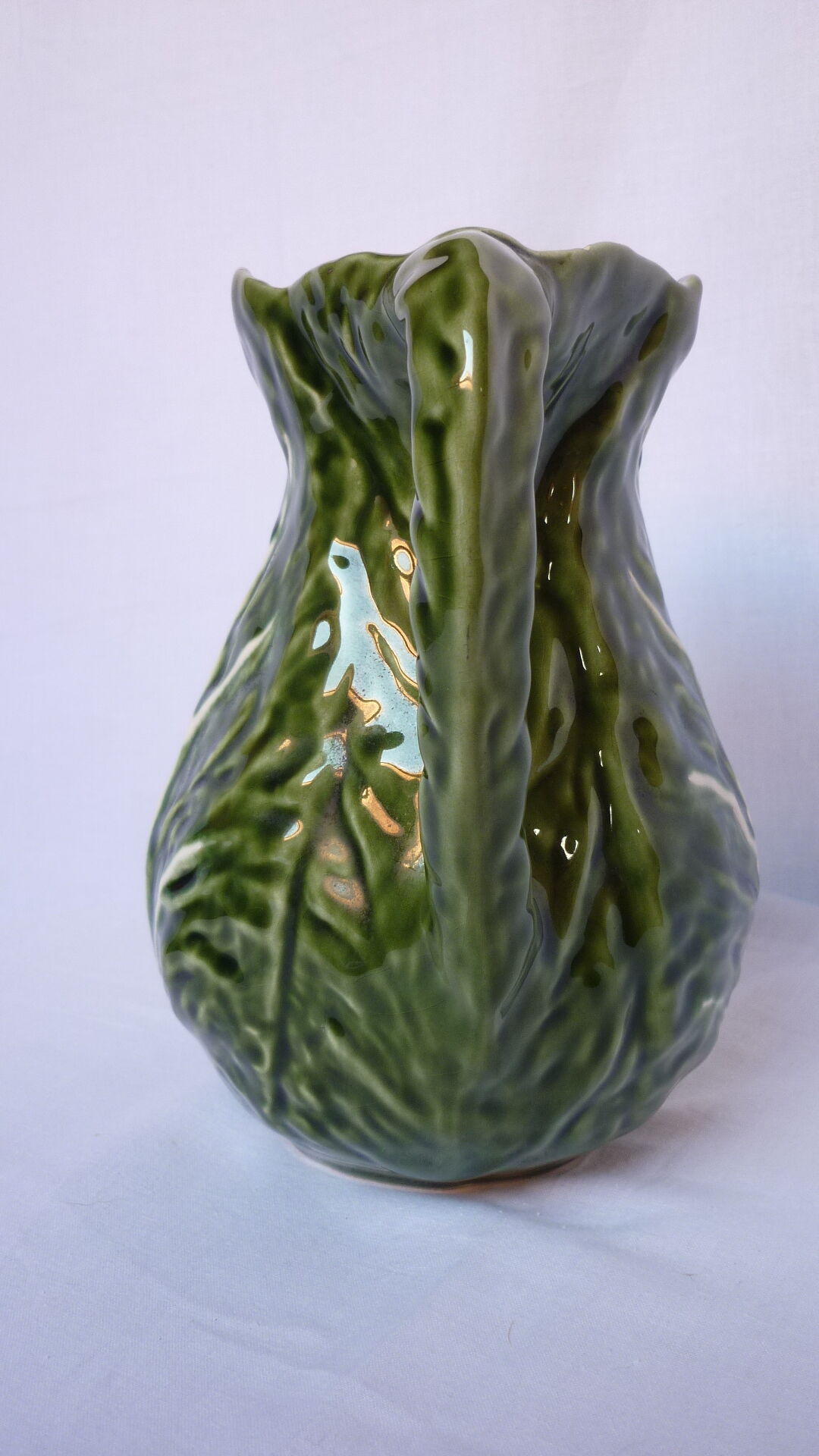 Pitcher dabbling cabbage leaf