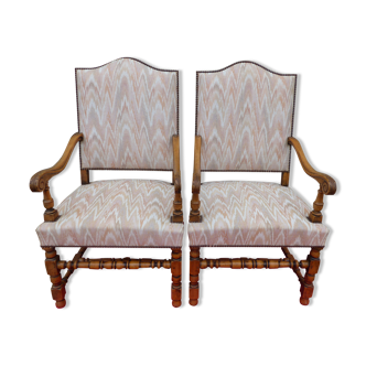 Paire de fauteuils style Louis XIII en bois sculpté et tourné pietement à entretoise.