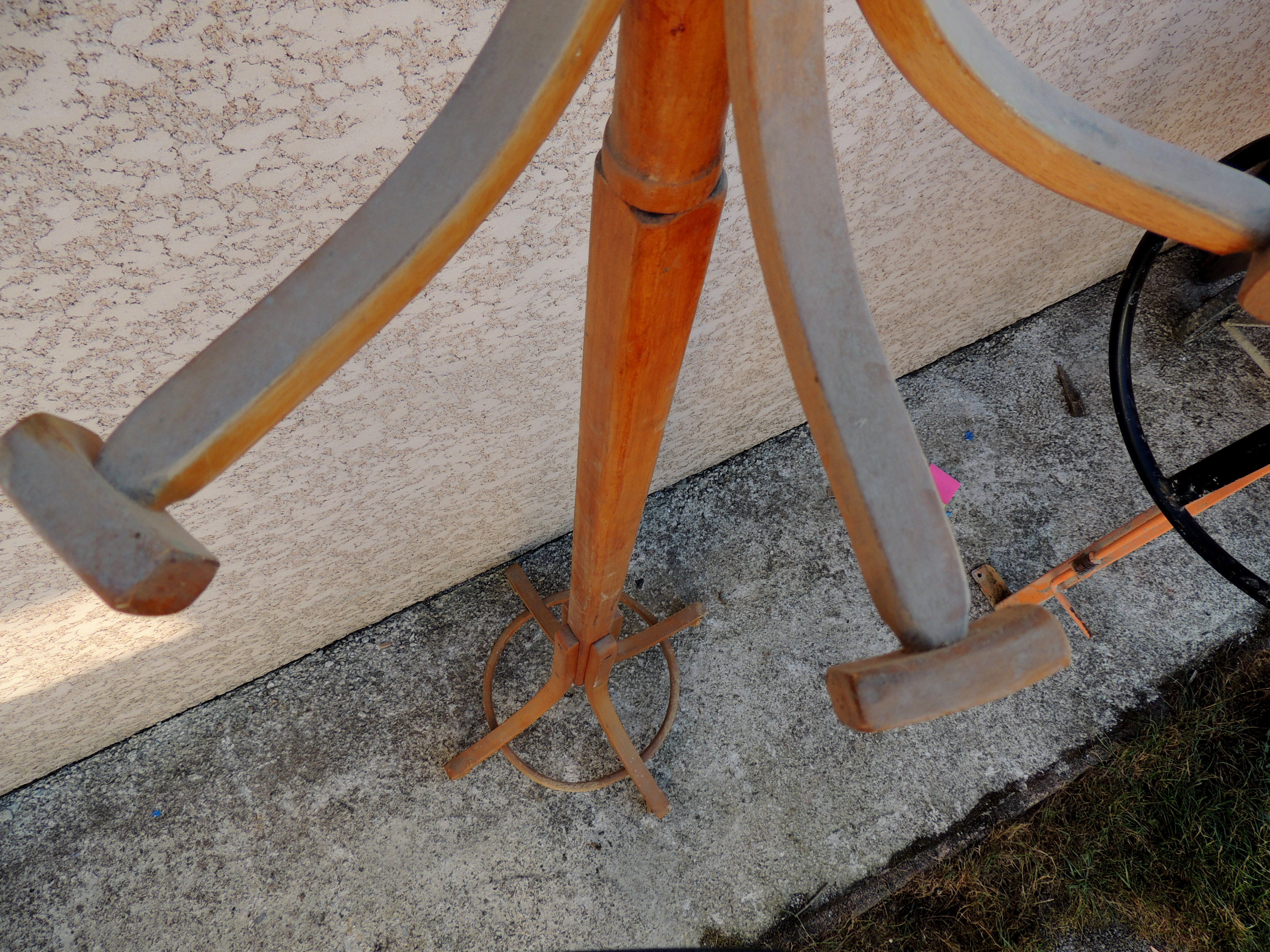 Former coat holder on foot 5 patères