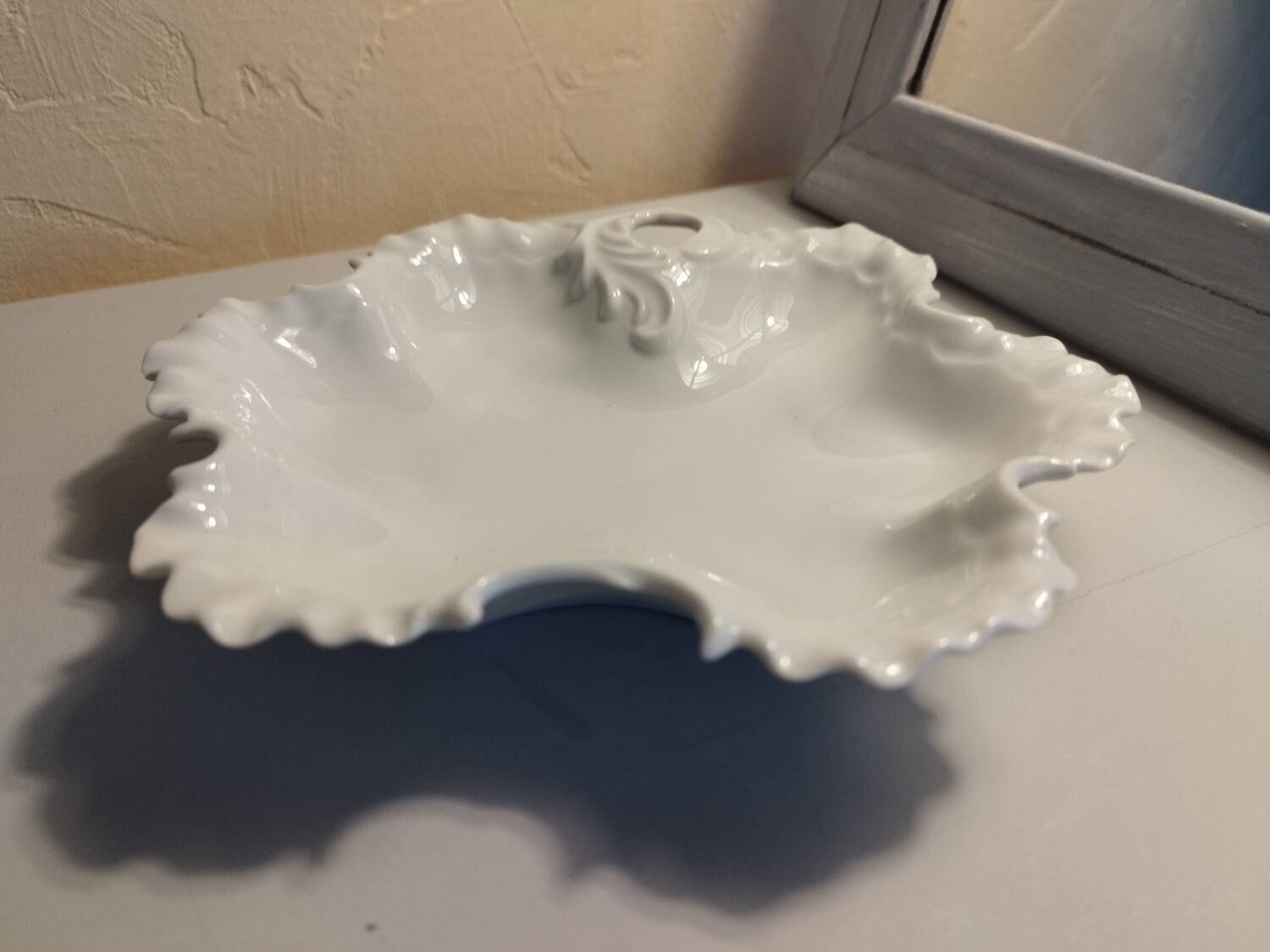 White porcelain pocket tray