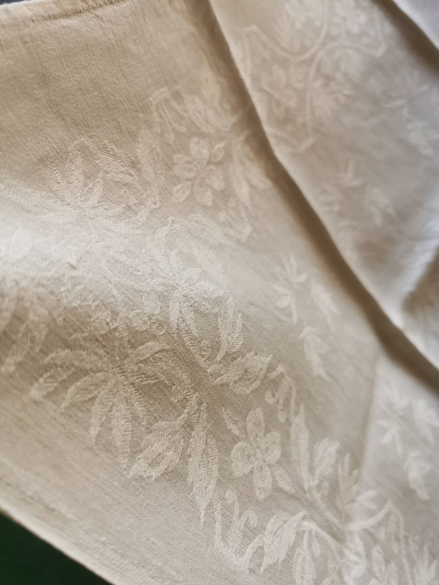 12 damask linen table napkins with an antique silk monogram from the 19th century.