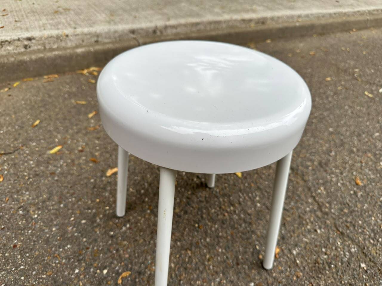 Vintage white stool from the 70s — Space Age / Pop Art design
