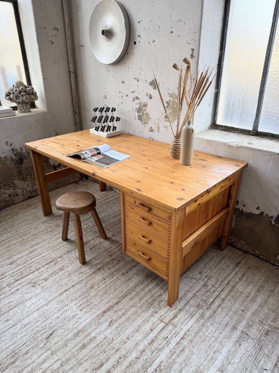 Bureau pin suédois style aperldoon 1970