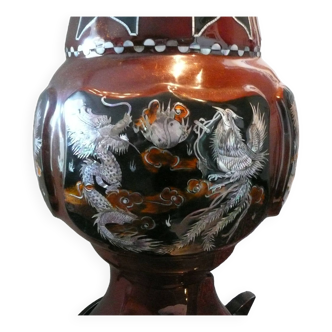 Vase en laque rouge incruste nacre