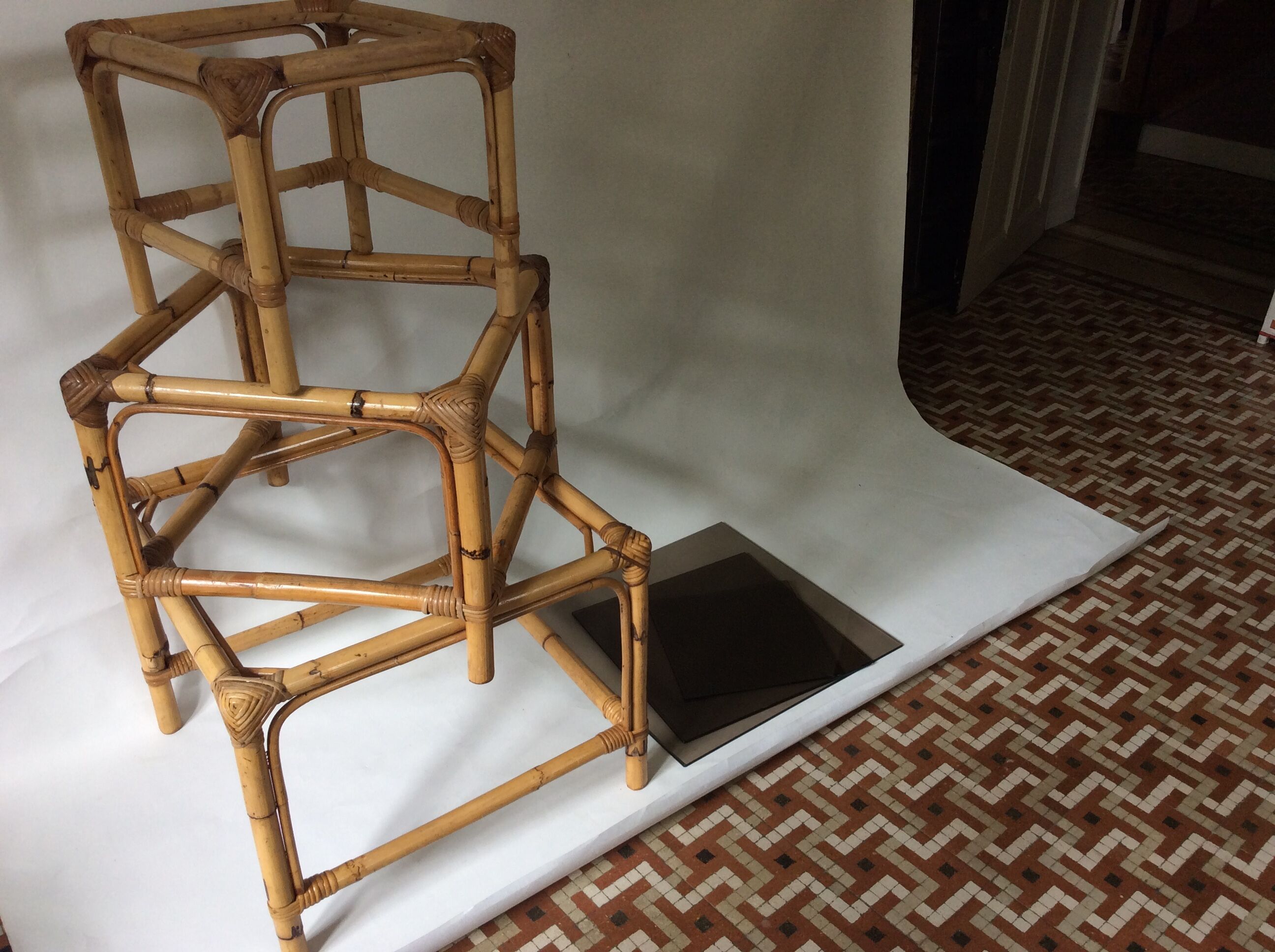 Trio de tables basses en rotin vintage