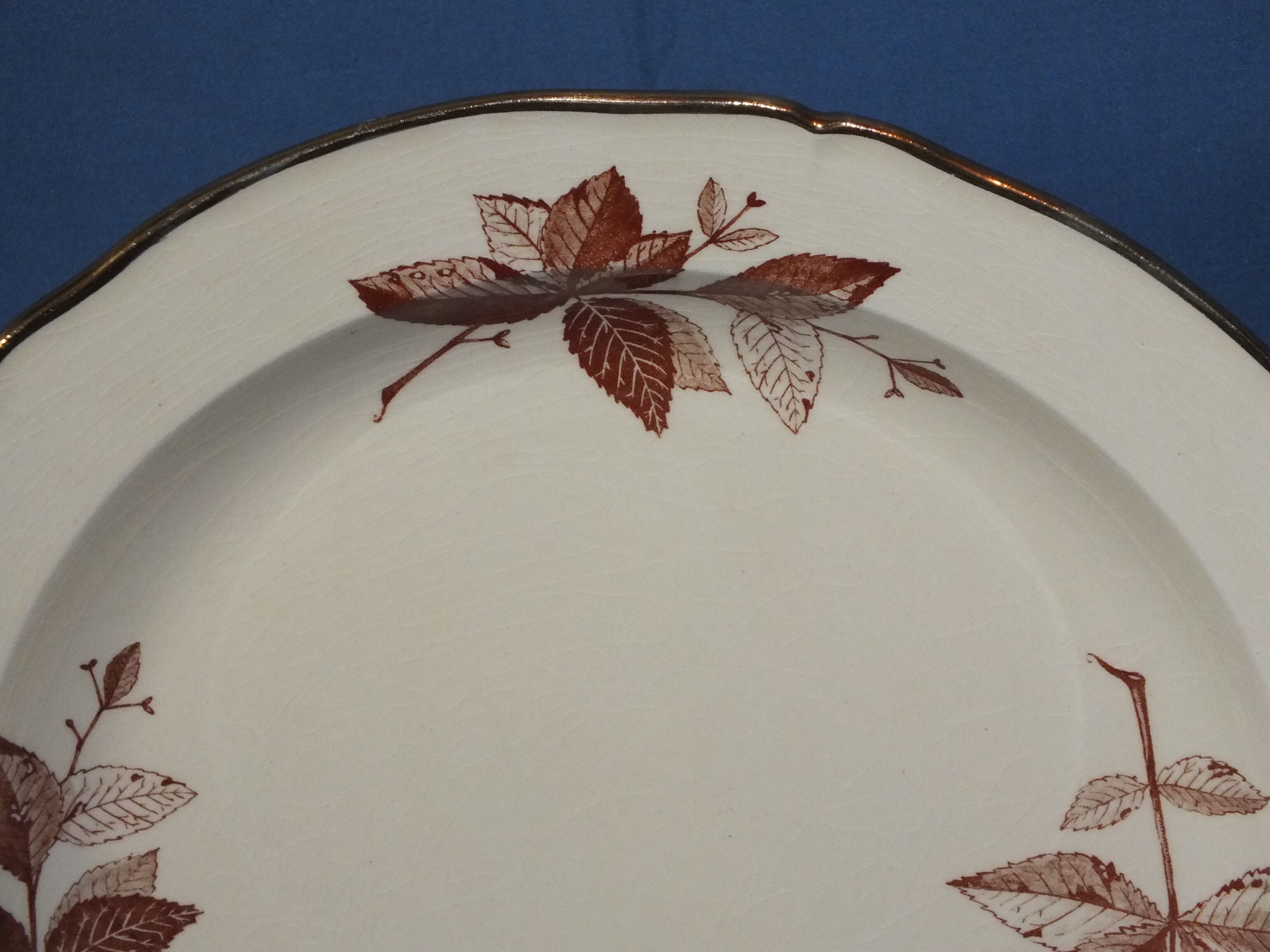 Gien round foliage decoration dish - 31 cms
