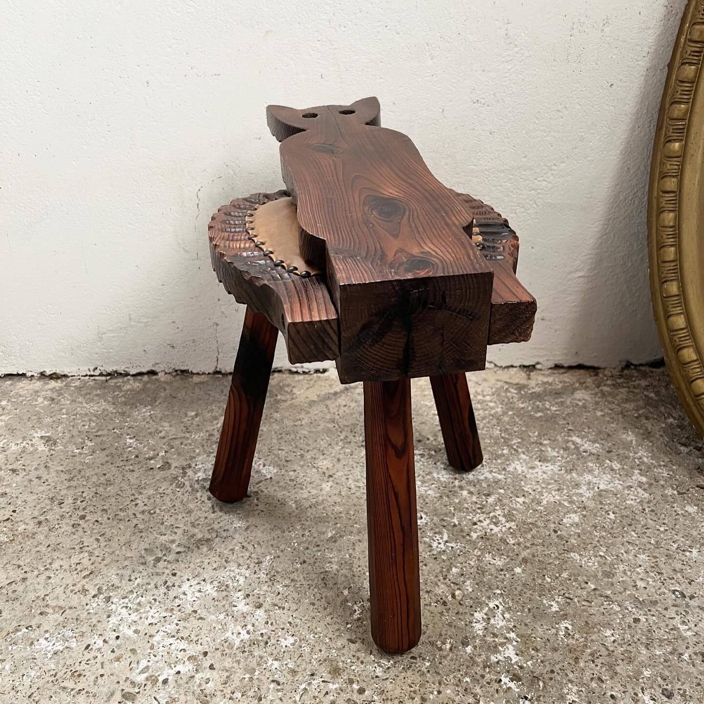 Folding tripod stool with cat back
