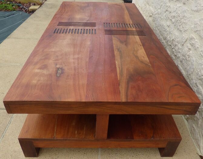 Table basse en bois massif de marque Bois et Chiffons  à 4 compartiments- Excellent état