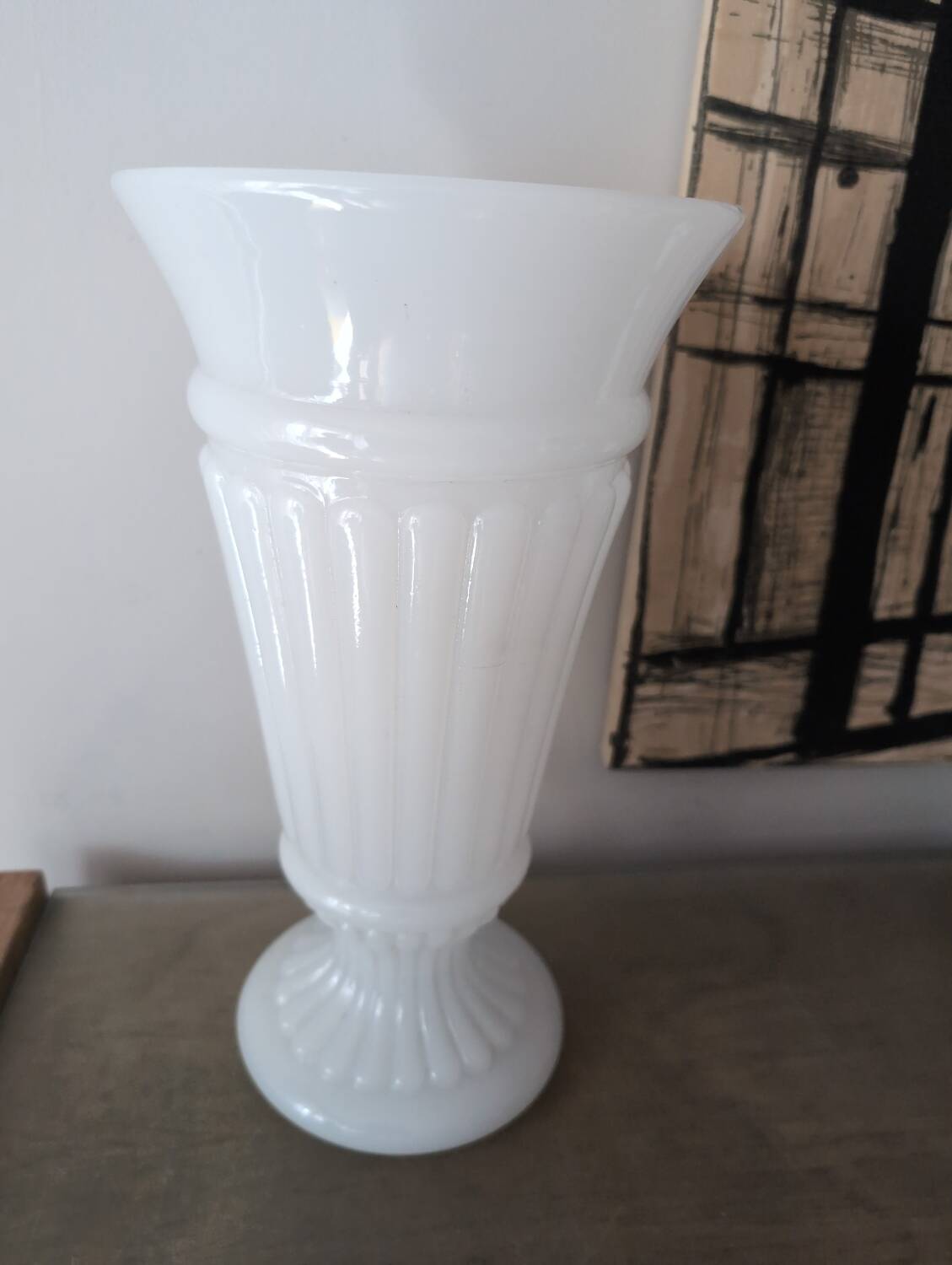 Vase ancien en opaline blanche