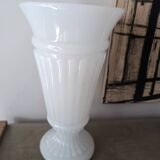 Vase ancien en opaline blanche