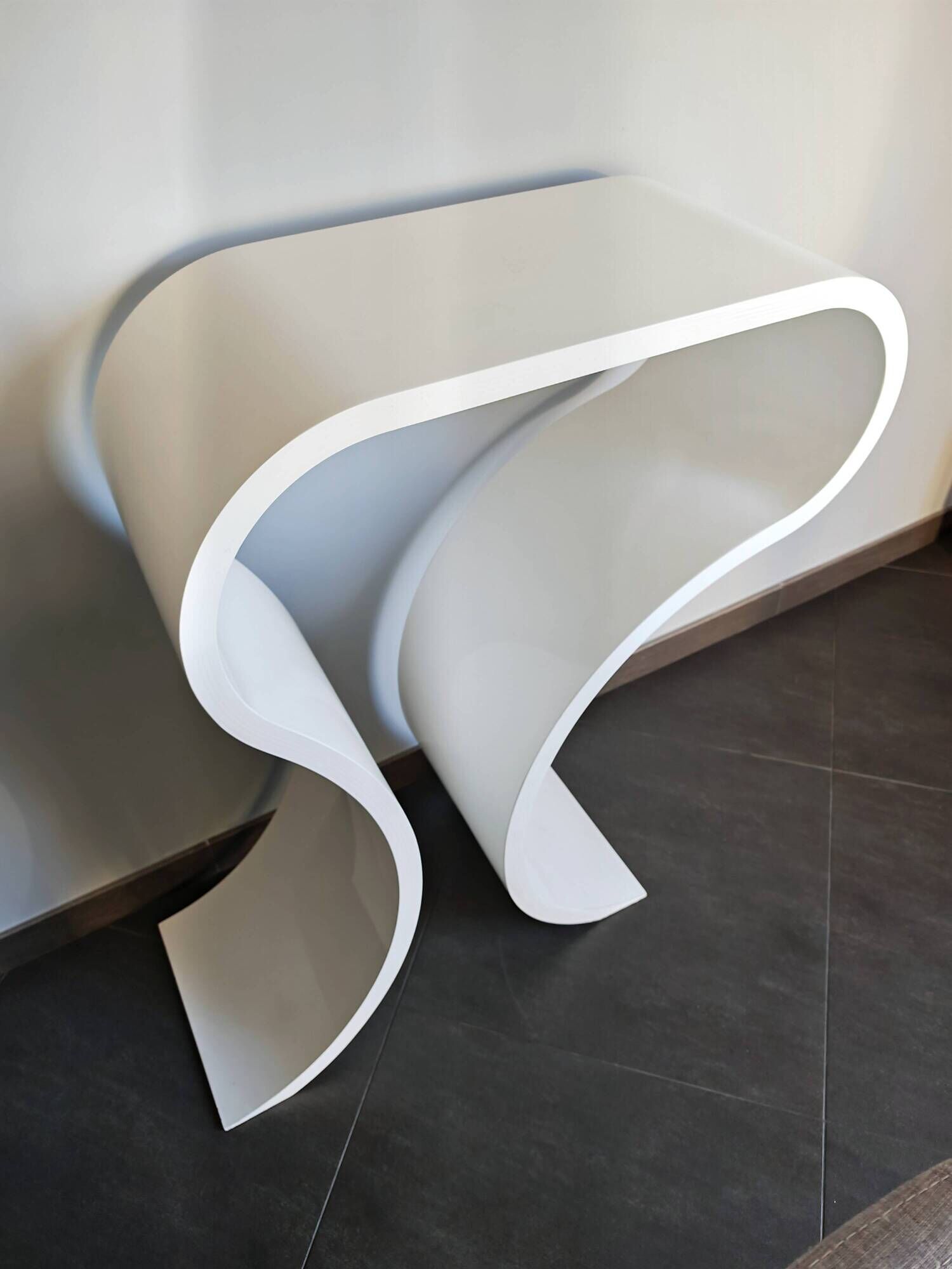 Console blanche laquée, forme ruban courbé