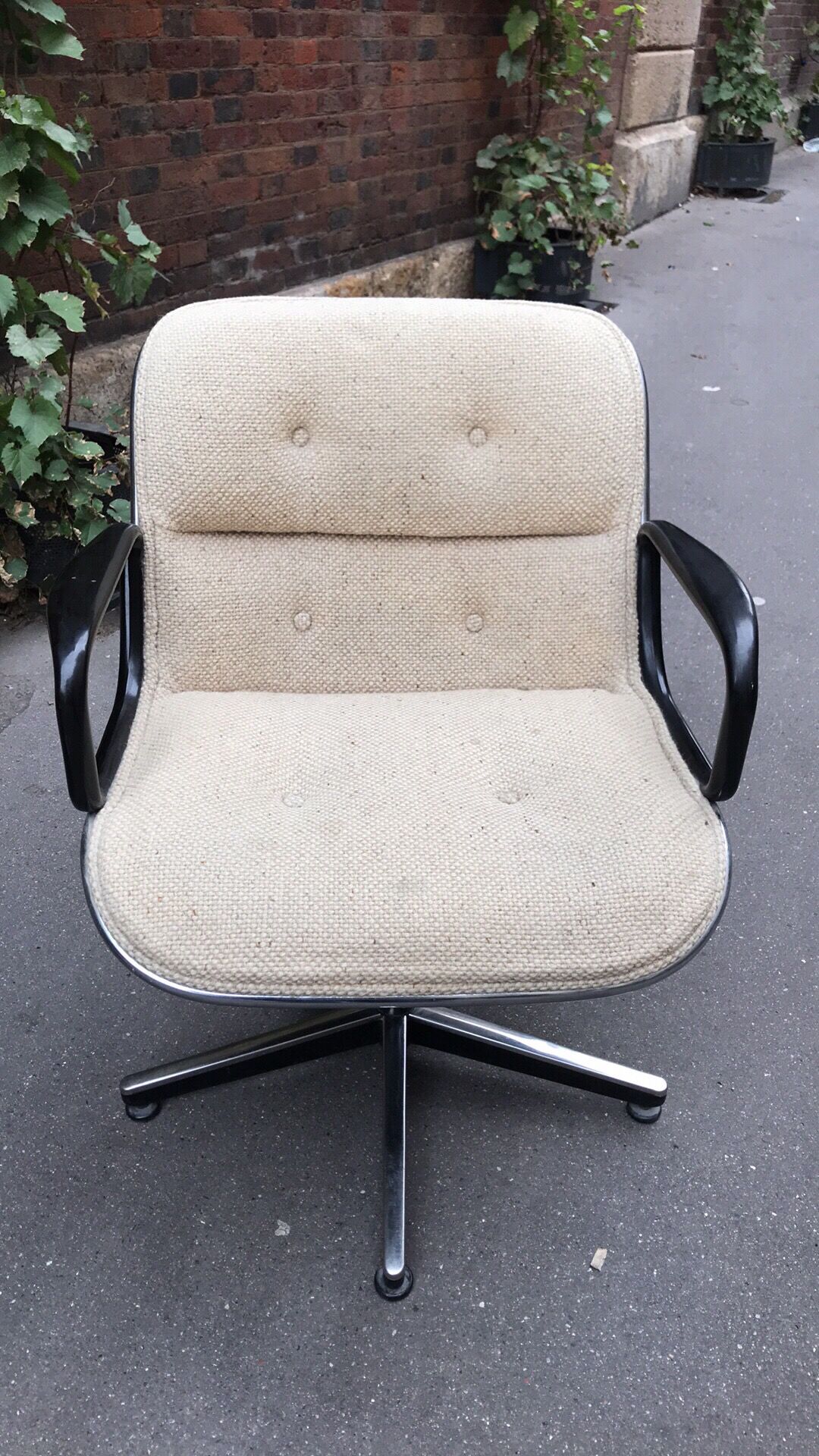 Pair of armchairs by Charles Pollock for Knoll circa 1970