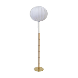 Mid-century floor lamp in brass and oak by Falkenbergs Belysning, Sweden, 1960s.