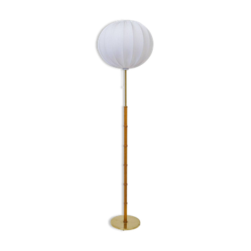 Mid-century floor lamp in brass and oak by Falkenbergs Belysning, Sweden, 1960s.