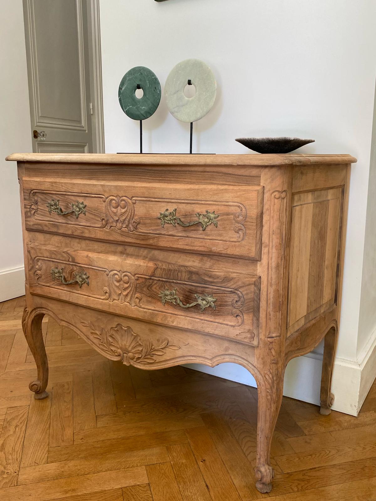 Commode sauteuse entierement sablée décapée