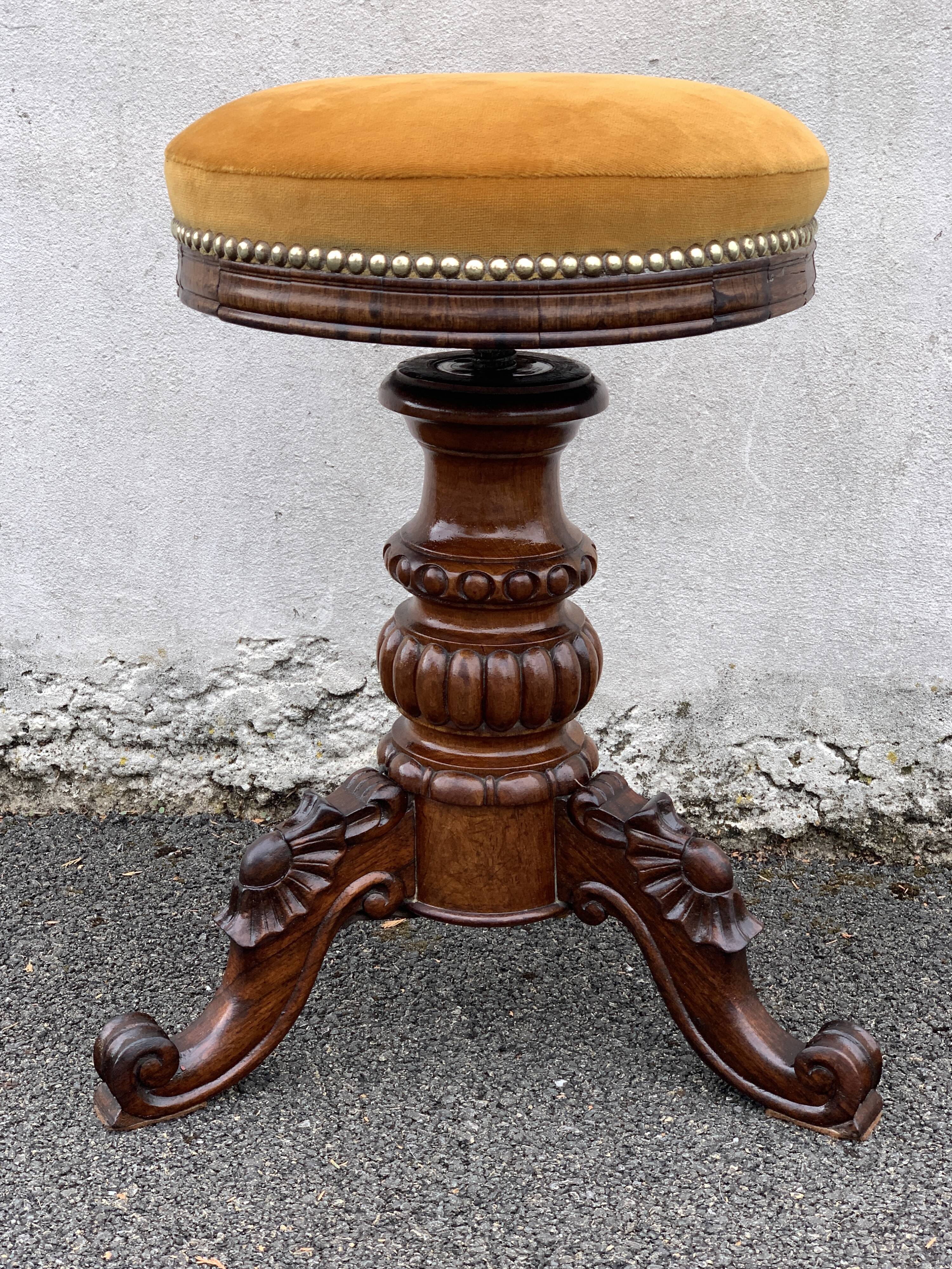 Height-adjustable Napoleon III piano stool, made of wood and yellow velvet