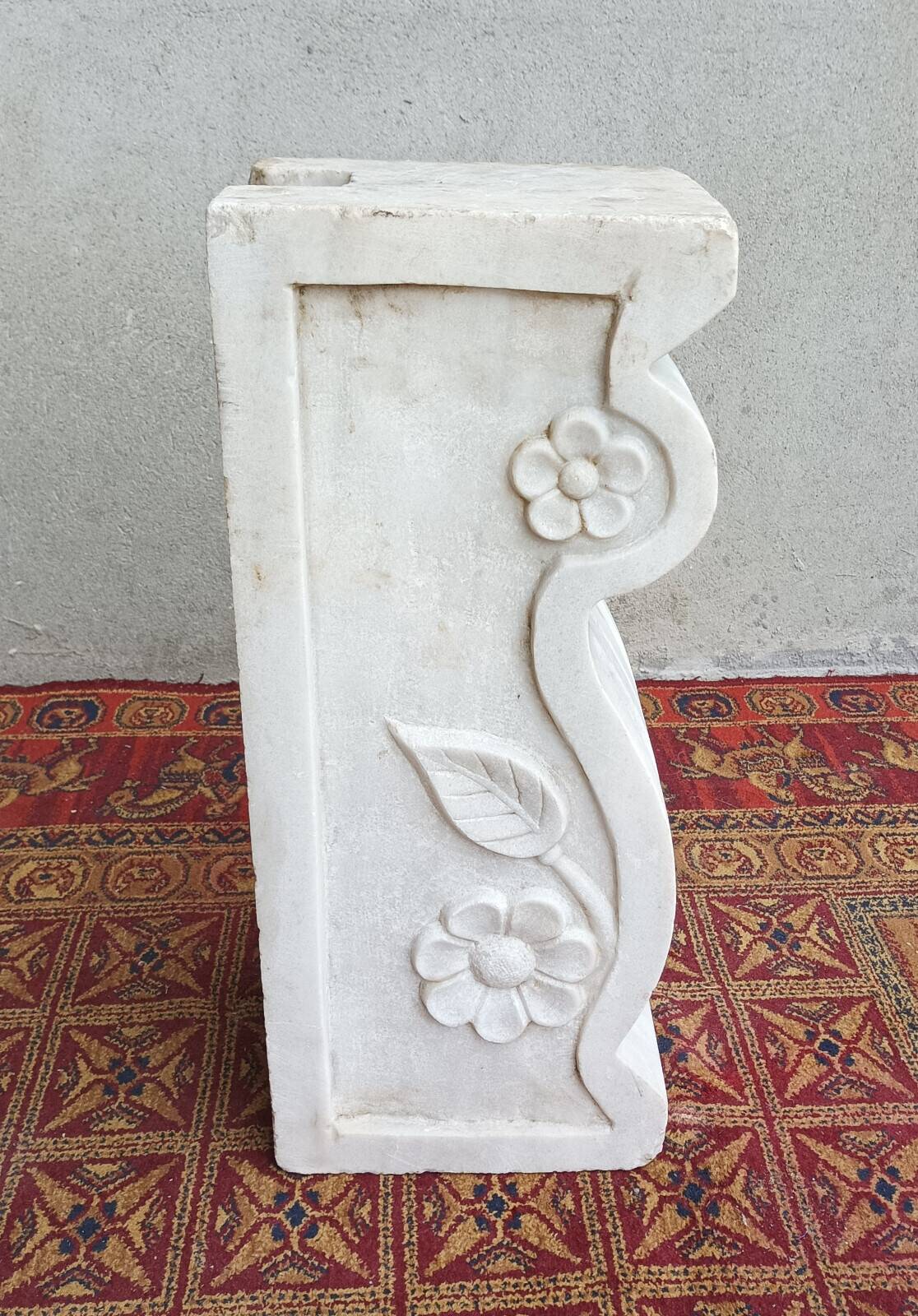 Column pedestal in sculpted Carrara marble