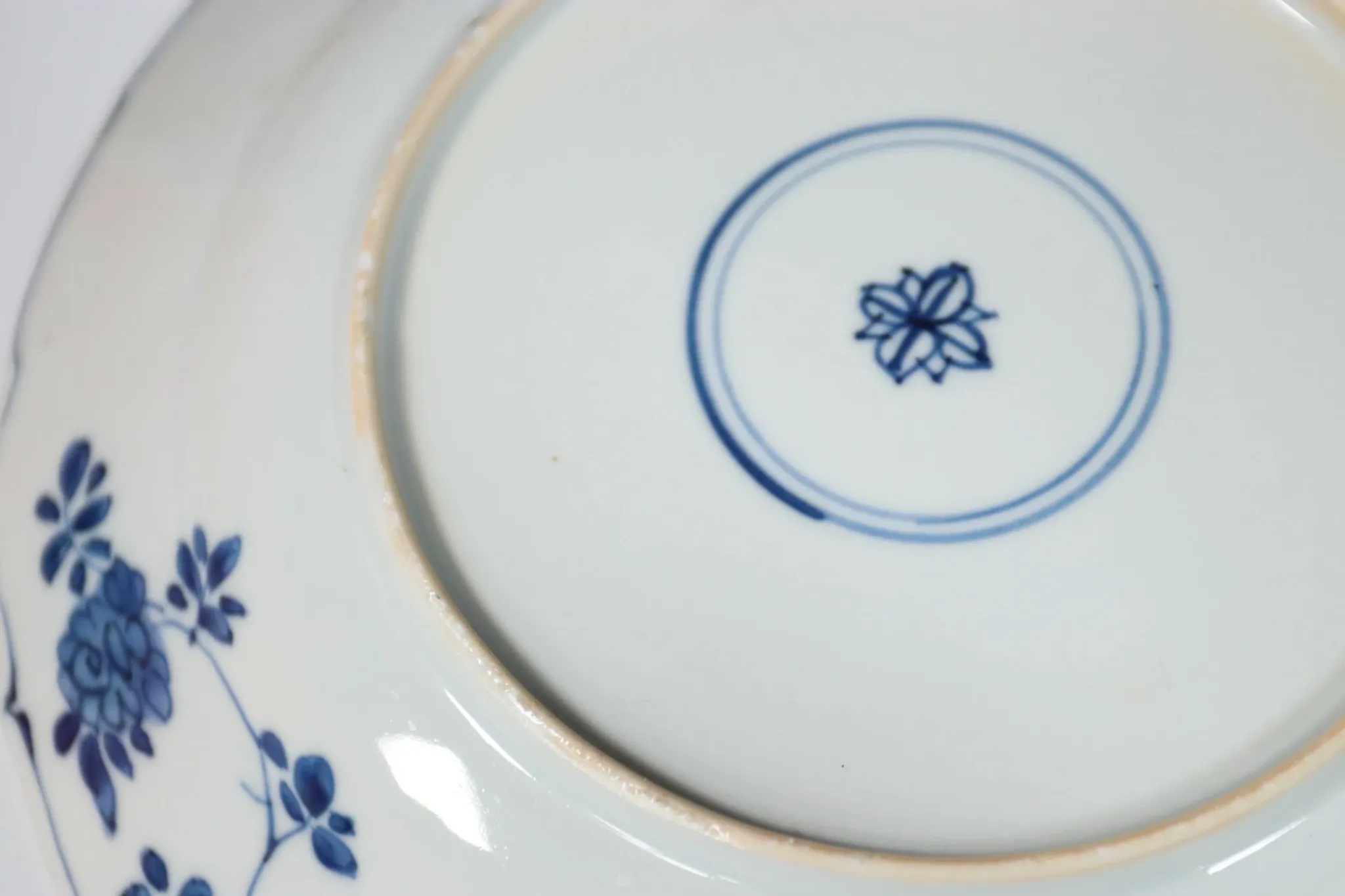 Chinese lobed dish with flowering tree and fence – Kangxi, c.1700–1720